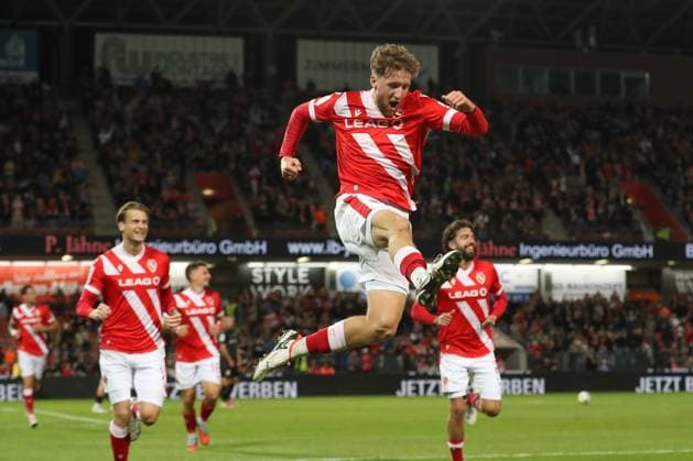 26.09.2025, xtgx, Fussball 3. Liga, FC Energie Cottbus - VfB Stuttgart II emspor, v.l. Tim Campulka (Cottbus, 4) Jubel, Torjubel, jubelt ueber das Tor, celebrate the goal, celebration (DFL DFB REGULATIONS PROHIBIT ANY USE OF PHOTOGRAPHS as IMAGE SEQUENCES and or QUASI-VIDEO) Cottbus