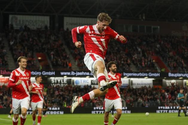 26.09.2025, xtgx, Fussball 3. Liga, FC Energie Cottbus - VfB Stuttgart II emspor, v.l. Tim Campulka (Cottbus, 4) Jubel, Torjubel, jubelt ueber das Tor, celebrate the goal, celebration (DFL DFB REGULATIONS PROHIBIT ANY USE OF PHOTOGRAPHS as IMAGE SEQUENCES and or QUASI-VIDEO) Cottbus
