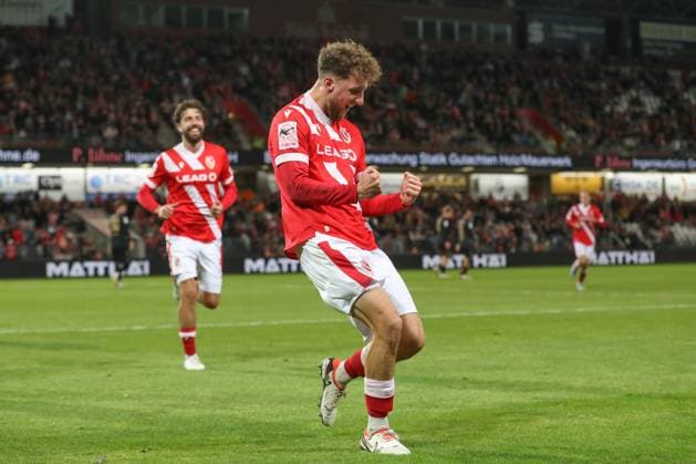 26.09.2025, xtgx, Fussball 3. Liga, FC Energie Cottbus - VfB Stuttgart II emspor, v.l. Tim Campulka (Cottbus, 4) Jubel, Torjubel, jubelt ueber das Tor, celebrate the goal, celebration (DFL DFB REGULATIONS PROHIBIT ANY USE OF PHOTOGRAPHS as IMAGE SEQUENCES and or QUASI-VIDEO) Cottbus