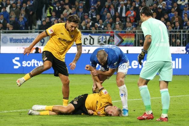 26.09.2025, xpfrx, Fussball 2.Bundesliga, SV Darmstadt 98 - Dynamo Dresden v.l. Sascha Risch (SG Dynamo Dresden) verletzt, Verletzung, Schmerz, Schmerzen Julian Pauli (SG Dynamo Dresden) Aleksandar Vukotic (SV Darmstadt 98) Tim Schreiber (SG Dynamo Dresden) (DFL DFB REGULATIONS PROHIBIT ANY USE OF PHOTOGRAPHS as IMAGE SEQUENCES and or QUASI-VIDEO) Darmstadt