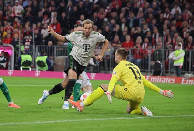 Bremens 13 HEIN parrieert Angriff von Bayerns 9 Harry KANE. Fussball: Bayern - Bremen. 1.Fußball Bundesliga, FC Bayern München - SV Werder Bremen, 5.Spieltag, Saison 2025-2026, am 26.09.2025 in Muenchen, A L L I A N Z A R E N A, Deutschland. Quelle Copyright Credit : Oryk HAIST