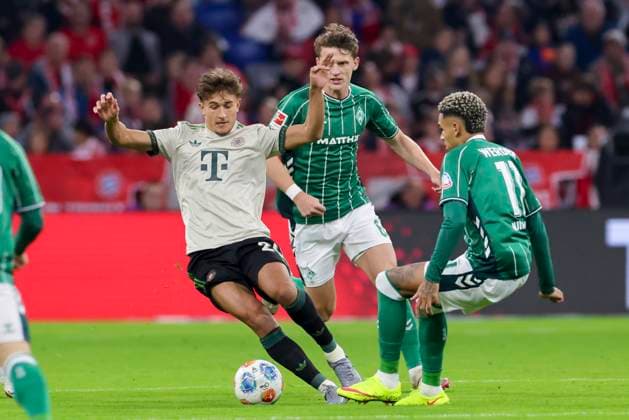 Tom Bischof (FC Bayern Muenchen), Senne Lynen (Werder Bremen) und Justin Njinmah (Werder Bremen) kaempfen um den Ball, Bundesliga, FC Bayern München v SV Werder Bremen, Allianz Arena am 26. September 2025 in München, Deutschland. (Foto von Marco Steinbrenner DeFodi Images) Tom Bischof (FC Bayern Muenchen), Senne Lynen (Werder Bremen) und Justin Njinmah (Werder Bremen) battle for the ball, Bundesliga, FC Bayern München v SV Werder Bremen, Allianz Arena, September 26, 2025 in München, Germany. (Photo by Marco Steinbrenner DeFodi Images) DFL regulations prohibit any use of photographs as image sequences and or quasi-video. Tom Bischof FC Bayern Muenchen , Senne Lynen Werder Bremen and Justin Njinmah Werder Bremen battle for the ball, Bundesliga, FC Bayern München v SV Werder Bremen, Allianz Arena, September 26, 2025 in Munich, Germany Photo by Marco Steinbrenner DeFodi Images Tom Bischof FC Bayern Muenchen , Senne Lynen Werder Bremen and Justin Njinmah Werder Bremen battle for the ball, Bundesliga, FC Bayern München v SV Werder Bremen, Allianz Arena, September 26, 2025 in München, Germany Photo by Marco Steinbrenner DeFodi Images DFL regulations prohibit any use of photographs as image sequences and or quasi video