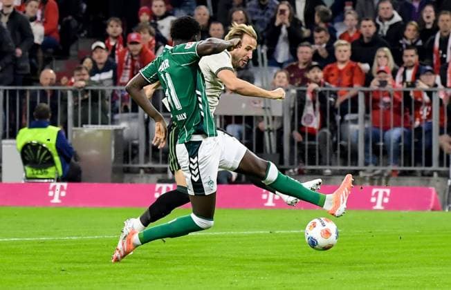 26.09.2025, xemx, Fussball 1.Bundesliga, FC Bayern Muenchen - SV Werder Bremen v.l. Karim Coulibaly (SV Werder Bremen), Harry Kane (FC Bayern Muenchen) (DFL DFB REGULATIONS PROHIBIT ANY USE OF PHOTOGRAPHS as IMAGE SEQUENCES and or QUASI-VIDEO) Muenchen