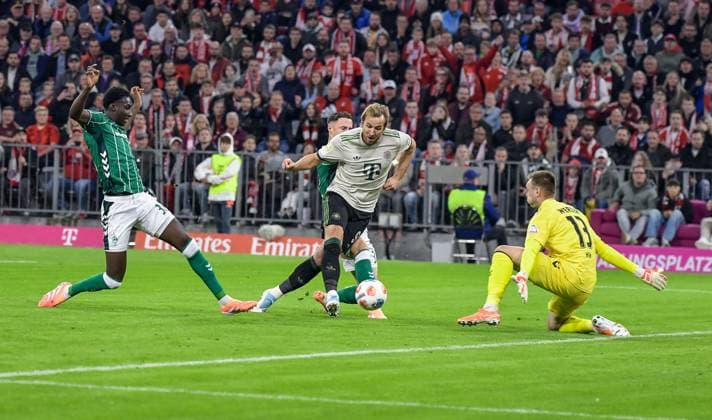 26.09.2025, xemx, Fussball 1.Bundesliga, FC Bayern Muenchen - SV Werder Bremen v.l. Karim Coulibaly (SV Werder Bremen), Harry Kane (FC Bayern Muenchen), Karl Hein (SV Werder Bremen) Zweikampf, Aktion, action, battle for the ball (DFL DFB REGULATIONS PROHIBIT ANY USE OF PHOTOGRAPHS as IMAGE SEQUENCES and or QUASI-VIDEO) Muenchen