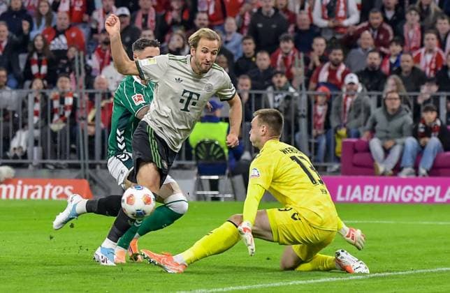 26.09.2025, xemx, Fussball 1.Bundesliga, FC Bayern Muenchen - SV Werder Bremen v.l. Harry Kane (FC Bayern Muenchen), Karl Hein (SV Werder Bremen) Zweikampf, Aktion, action, battle for the ball (DFL DFB REGULATIONS PROHIBIT ANY USE OF PHOTOGRAPHS as IMAGE SEQUENCES and or QUASI-VIDEO) Muenchen