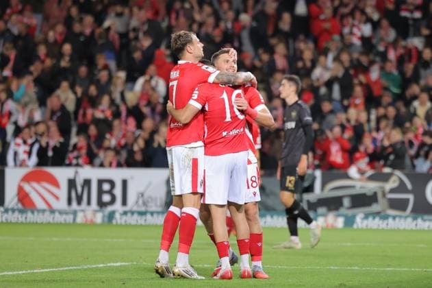 Cottbuser Torjubel 7 Timmy Thiele (Energie Cottbus), 10 Tolcay Cigerci (Energie Cottbus), 18 Erik Engelhardt (Energie Cottbus) Fussball 3. Liga 2025 2026 FC Energie Cottbus - VfB Stuttgart II