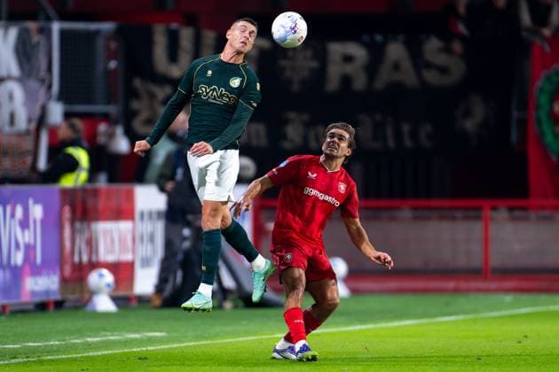 2025-09-26 FC Twente v Fortuna Sittard - Dutch Eredivisie ENSCHEDE, NETHERLANDS - SEPTEMBER 26: Kristoffer Peterson of Fortuna Sittard battles for the ball with Bart van Rooij of FC Twente during the Dutch Eredivisie match between FC Twente and Fortuna Sittard at Grolsch Veste on September 26, 2025 in Enschede, Netherlands. Enschede Grolsch Veste Netherlands Content not available for redistribution in The Netherlands directly or indirectly through any third parties. Copyright: xJorisxVerwijstx