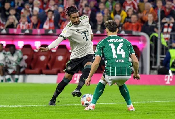 26.09.2025, xemx, Fussball 1.Bundesliga, FC Bayern Muenchen - SV Werder Bremen v.l. Michael Olise (FC Bayern Muenchen), Senne Lynen (SV Werder Bremen) Zweikampf, Aktion, action, battle for the ball (DFL DFB REGULATIONS PROHIBIT ANY USE OF PHOTOGRAPHS as IMAGE SEQUENCES and or QUASI-VIDEO) Muenchen