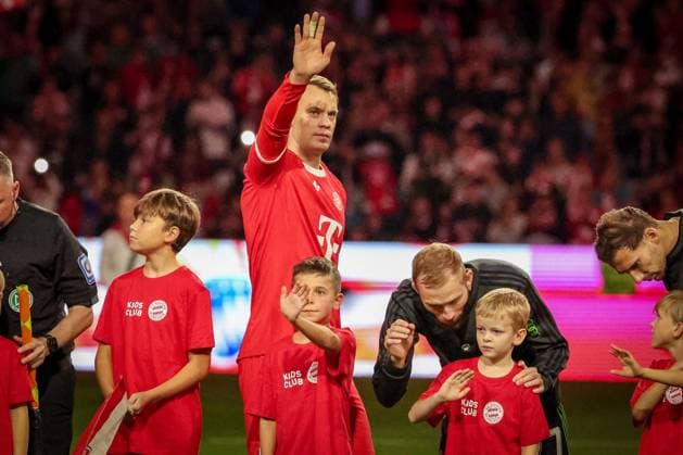 Manuel Neuer 1 (FC Bayern Muenchen) gruesst die Fans, FC Bayern Muenchen vs. SV Werder Bremen, DFL, Bundesliga, Saison 2025 2026, Allianz Arena, Hinrunde, 5. Spieltag, 26.09.2025 DFB regulations prohibit any use of photographs as image sequences and or quasi-video Muenchen Bayern Deutschland