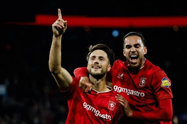 ENSCHEDE - Ricky van Wolfswinkel of FC Twente (l) celebrates after scoring a penalty to make it 1-0 during the Dutch Eredivisie match between FC Twente and Fortuna Sittard at De Grolsch Veste Stadium on September 26, 2025, in Enschede, Netherlands. ANP VINCENT JANNINK Eredivisie 2025 26 xVIxANPxSportx xxANPxIVx 537554943 originalFilename: 537554943.jpg