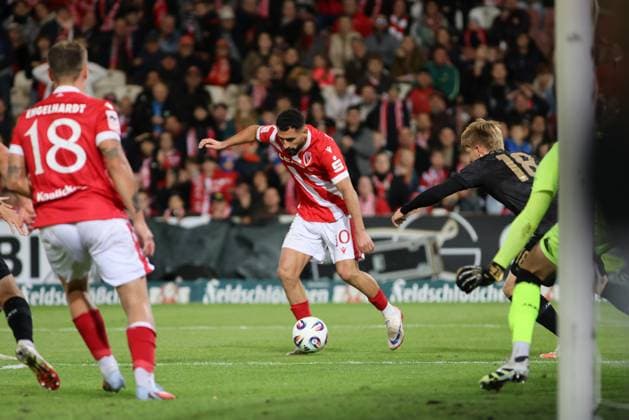 10 Tolcay Cigerci (Energie Cottbus, M.) passt auf 18 Erik Engelhardt (Energie Cottbus) zum 3-0 Fussball 3. Liga 2025 2026 FC Energie Cottbus - VfB Stuttgart II