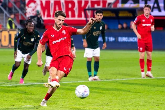 2025-09-26 FC Twente v Fortuna Sittard - Dutch Eredivisie ENSCHEDE, NETHERLANDS - SEPTEMBER 26: Ricky van Wolfswinkel of FC Twente scores the team s first goal during the Dutch Eredivisie match between FC Twente and Fortuna Sittard at Grolsch Veste on September 26, 2025 in Enschede, Netherlands. Enschede Grolsch Veste Netherlands Content not available for redistribution in The Netherlands directly or indirectly through any third parties. Copyright: xJorisxVerwijstx