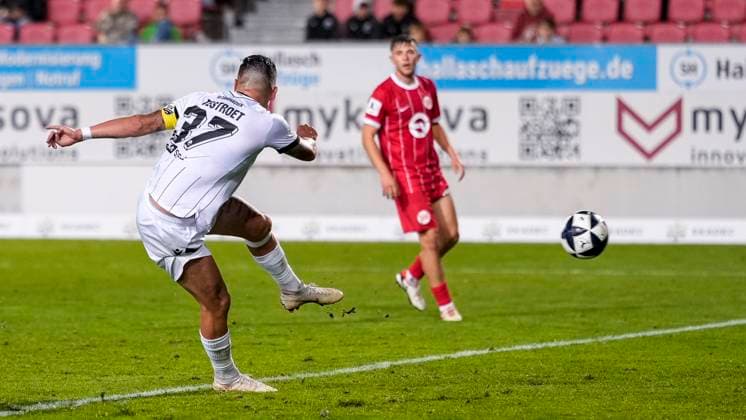 Torschütze Pascal Testroet (SVS, 37), Spieler vom SV Sandhausen (SVS), erzielt das Tor zum 4:3, Treffer, Torerfolg, Highlight, Action, Aktion, Spielszene, 26.09.2025, Sandhausen (Deutschland), Fussball, Regionalliga Südwest, SV Sandhausen - Kickers Offenbach