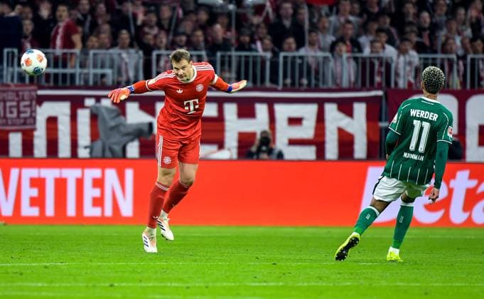 26.09.2025, xemx, Fussball 1.Bundesliga, FC Bayern Muenchen - SV Werder Bremen v.l. Manuel Neuer (FC Bayern Muenchen), Justin Njinmah (SV Werder Bremen) (DFL DFB REGULATIONS PROHIBIT ANY USE OF PHOTOGRAPHS as IMAGE SEQUENCES and or QUASI-VIDEO) Muenchen