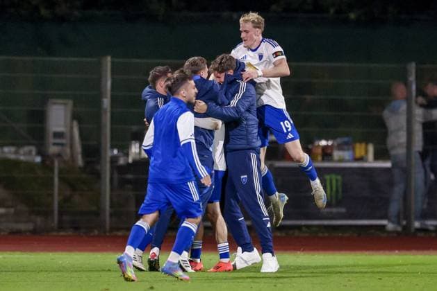 Spieler vom BSV Kickers Emden mit Torjubel, Jubel, jubeln, jubelt, optimistisch, Spielszene, Highlight, Freude über das Tor zum 1:1, 26.09.2025, Bremen (Deutschland), Fussball, Regionalliga Nord, SV Werder Bremen II - BSV Kickers Emden