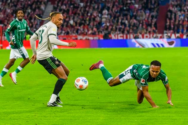 GER, DFB, FC Bayern Muenchen vs. SV Werder Bremen 26.09.2025, Allianz Arena, Muenchen, GER, DFB, FC Bayern Muenchen vs. SV Werder Bremen , im Bild Sacha Boey (FCB 23)im Zweikampf gegen +Felix Agu (Werder Bremen 27)