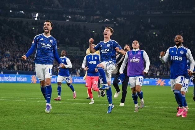 26.09.2025, Fussball, 2. Bundesliga, Saison 2025 2026, 7. Spieltag, FC Schalke 04 - SpVgg Greuther Fürth, Der FC Schalke 04 freut sich über den Heimsieg, Kenan Karaman (FC Schalke 04), Felipe Sanchez (FC Schalke 04), Moussa Sylla (FC Schalke 04) xRHR-FOTO YYx Copyright: KROEGER RHR-FOTOx RHR-FOTO YY