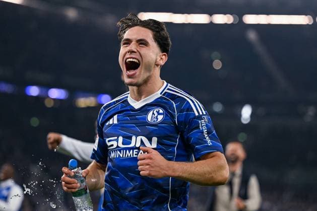 26.09.2025, Fussball, 2. Bundesliga, Saison 2025 2026, 7. Spieltag, FC Schalke 04 - SpVgg Greuther Fürth, Der FC Schalke 04 freut sich über den Heimsieg, Soufiane El-Faouzi (FC Schalke 04) xRHR-FOTO YYx Copyright: KROEGER RHR-FOTOx RHR-FOTO YY