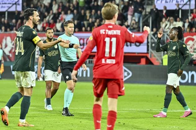 ENSCHEDE , 26-09-2025 , Stadium Grolsch Veste , season 2025 2026 , Dutch Eredivisie football , match between FC Twente and Fortuna Sittard, picture shows referee Danny Makkelie give a penalty to FC Twente Twente - Fortuna  x31206243x Copyright: