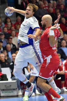 Andreas Magaard (HSV Hamburg 4) beim Wurf; Adrian Sipos (MT Melsungen 8) (R) , GER, MT Melsungen - Handball Verein Hamburg, Handball, 1. Bundesliga, 6. Spieltag, Saison 2025 2026, 26.09.2025, GER, MT Melsungen - HSV Hamburg, Handball, 1. Bundesliga, 6. Spieltag, Saison 2025 2026, 26.09.2025 Kassel Copyright: xEibner-Pressefotox xRolandxSippelx EP_RSL