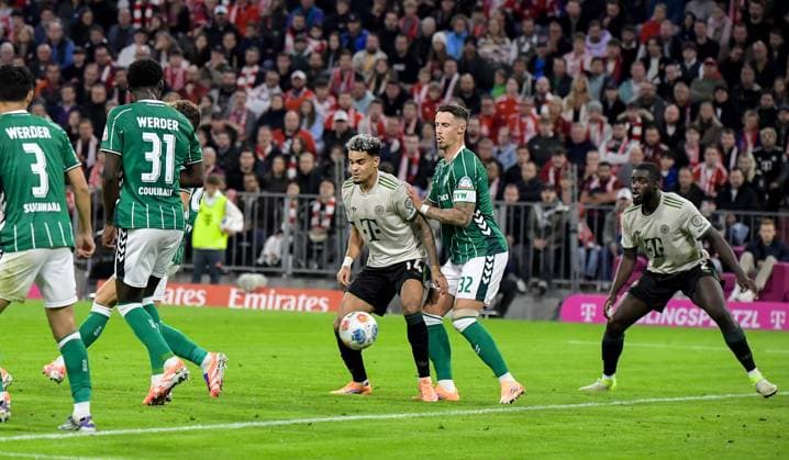 26.09.2025, xemx, Fussball 1.Bundesliga, FC Bayern Muenchen - SV Werder Bremen v.l. Luis Diaz (FC Bayern Muenchen) Goal scored, erziehlt das Tor zum 1:0 (DFL DFB REGULATIONS PROHIBIT ANY USE OF PHOTOGRAPHS as IMAGE SEQUENCES and or QUASI-VIDEO) Muenchen