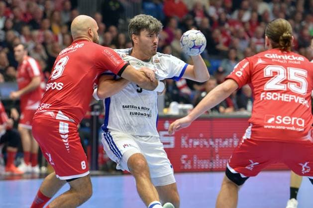 Adrian Sipos (MT Melsungen 8) und Jacob Arenth Lassen (HSV Hamburg 9) (am Ball), Olle Forsell Schefvert (MT Melsungen 25) (R) , GER, MT Melsungen - Handball Verein Hamburg, Handball, 1. Bundesliga, 6. Spieltag, Saison 2025 2026, 26.09.2025, GER, MT Melsungen - HSV Hamburg, Handball, 1. Bundesliga, 6. Spieltag, Saison 2025 2026, 26.09.2025 Kassel Copyright: xEibner-Pressefotox xRolandxSippelx EP_RSL