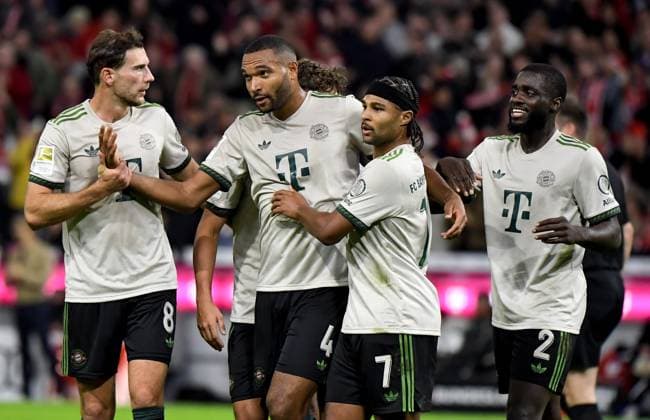 26.09.2025, xemx, Fussball 1.Bundesliga, FC Bayern Muenchen - SV Werder Bremen v.l. Jonathan Tah (FC Bayern Muenchen) Jubel, Torjubel, celebrate the goal, jubelt ueber das Tor zum 1:0 (DFL DFB REGULATIONS PROHIBIT ANY USE OF PHOTOGRAPHS as IMAGE SEQUENCES and or QUASI-VIDEO) Muenchen