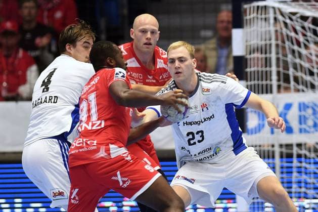 Sadou Ntanzi (MT Melsungen 91) (am Ball), Andreas Magaard (HSV Hamburg 4), Einar Olafsson (HSV Hamburg 23), Adrian Sipos (MT Melsungen 8) (hinten) , GER, MT Melsungen - Handball Verein Hamburg, Handball, 1. Bundesliga, 6. Spieltag, Saison 2025 2026, 26.09.2025, GER, MT Melsungen - HSV Hamburg, Handball, 1. Bundesliga, 6. Spieltag, Saison 2025 2026, 26.09.2025 Kassel Copyright: xEibner-Pressefotox xRolandxSippelx EP_RSL
