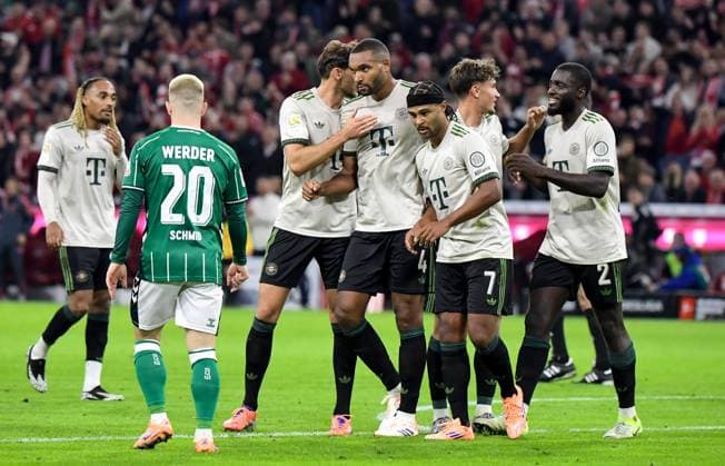 26.09.2025, xemx, Fussball 1.Bundesliga, FC Bayern Muenchen - SV Werder Bremen v.l. Jonathan Tah (FC Bayern Muenchen) Jubel, Torjubel, celebrate the goal, jubelt ueber das Tor zum 1:0 (DFL DFB REGULATIONS PROHIBIT ANY USE OF PHOTOGRAPHS as IMAGE SEQUENCES and or QUASI-VIDEO) Muenchen