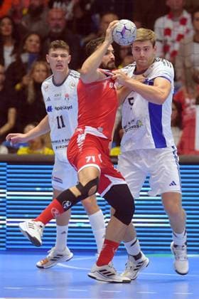 Mohamed Amine Darmoul (MT Melsungen 71) (am Ball), Oliver Norlyk (HSV Hamburg 5), Nicolaj Joergensen (HSV Hamburg 11) (L) , GER, MT Melsungen - Handball Verein Hamburg, Handball, 1. Bundesliga, 6. Spieltag, Saison 2025 2026, 26.09.2025, GER, MT Melsungen - HSV Hamburg, Handball, 1. Bundesliga, 6. Spieltag, Saison 2025 2026, 26.09.2025 Kassel Copyright: xEibner-Pressefotox xRolandxSippelx EP_RSL