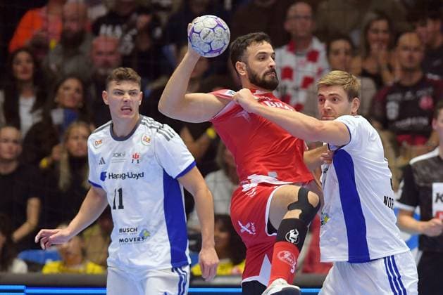 Mohamed Amine Darmoul (MT Melsungen 71) (am Ball), Oliver Norlyk (HSV Hamburg 5), Nicolaj Joergensen (HSV Hamburg 11) (L) , GER, MT Melsungen - Handball Verein Hamburg, Handball, 1. Bundesliga, 6. Spieltag, Saison 2025 2026, 26.09.2025, GER, MT Melsungen - HSV Hamburg, Handball, 1. Bundesliga, 6. Spieltag, Saison 2025 2026, 26.09.2025 Kassel Copyright: xEibner-Pressefotox xRolandxSippelx EP_RSL