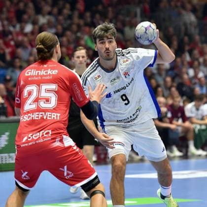 Olle Forsell Schefvert (MT Melsungen 25) und Jacob Arenth Lassen (HSV Hamburg 9) (am Ball) , GER, MT Melsungen - Handball Verein Hamburg, Handball, 1. Bundesliga, 6. Spieltag, Saison 2025 2026, 26.09.2025, GER, MT Melsungen - HSV Hamburg, Handball, 1. Bundesliga, 6. Spieltag, Saison 2025 2026, 26.09.2025 Kassel Copyright: xEibner-Pressefotox xRolandxSippelx EP_RSL