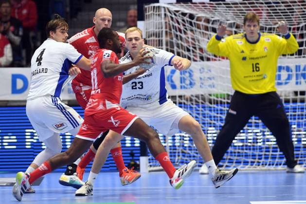 Sadou Ntanzi (MT Melsungen 91) (am Ball), Andreas Magaard (HSV Hamburg 4), Einar Olafsson (HSV Hamburg 23), Adrian Sipos (MT Melsungen 8) (hinten), Robin Haug (Torwart HSV Hamburg 16) (R, hinten) , GER, MT Melsungen - Handball Verein Hamburg, Handball, 1. Bundesliga, 6. Spieltag, Saison 2025 2026, 26.09.2025, GER, MT Melsungen - HSV Hamburg, Handball, 1. Bundesliga, 6. Spieltag, Saison 2025 2026, 26.09.2025 Kassel Copyright: xEibner-Pressefotox xRolandxSippelx EP_RSL