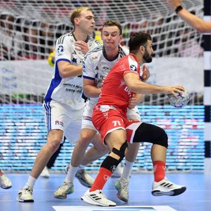 Mohamed Amine Darmoul (MT Melsungen 71) (am Ball), Einar Olafsson (HSV Hamburg 23) (hinten), Moritz Sauter (HSV Hamburg 33) (R) , GER, MT Melsungen - Handball Verein Hamburg, Handball, 1. Bundesliga, 6. Spieltag, Saison 2025 2026, 26.09.2025, GER, MT Melsungen - HSV Hamburg, Handball, 1. Bundesliga, 6. Spieltag, Saison 2025 2026, 26.09.2025 Kassel Copyright: xEibner-Pressefotox xRolandxSippelx EP_RSL