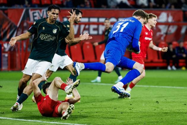 ENSCHEDE - Shawn Adewoye of Fortuna Sittard, Ricky van Wolfswinkel of FC Twente, and Fortuna Sittard goalkeeper Matthijs Branderhorst (l-r) during the Dutch Eredivisie match between FC Twente and Fortuna Sittard at De Grolsch Veste Stadium on September 26, 2025, in Enschede, Netherlands. ANP VINCENT JANNINK Eredivisie 2025 26 xVIxANPxSportx xxANPxIVx 537555876 originalFilename: 537555876.jpg