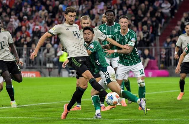 26.09.2025, xemx, Fussball 1.Bundesliga, FC Bayern Muenchen - SV Werder Bremen v.l. Leon Goretzka (FC Bayern Muenchen), Yukinari Sugawara (SV Werder Bremen) Zweikampf, Aktion, action, battle for the ball (DFL DFB REGULATIONS PROHIBIT ANY USE OF PHOTOGRAPHS as IMAGE SEQUENCES and or QUASI-VIDEO) Muenchen