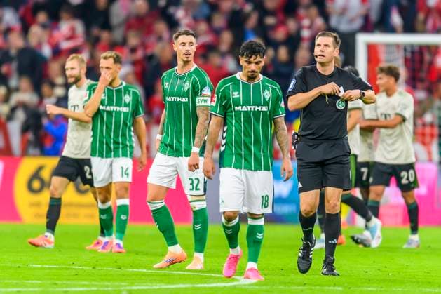 GER, DFB, FC Bayern Muenchen vs. SV Werder Bremen 26.09.2025, Allianz Arena, Muenchen, GER, DFB, FC Bayern Muenchen vs. SV Werder Bremen , im Bild Werder enttäuscht enttaeuscht traurig dissapointed nach dem Tor zum 1-0 mit Senne Lynen (Werder Bremen 14) Marco Friedl (Werder Bremen 32) Cameron Puertas (Werder Bremen 18) Frank Willenborg(SR)