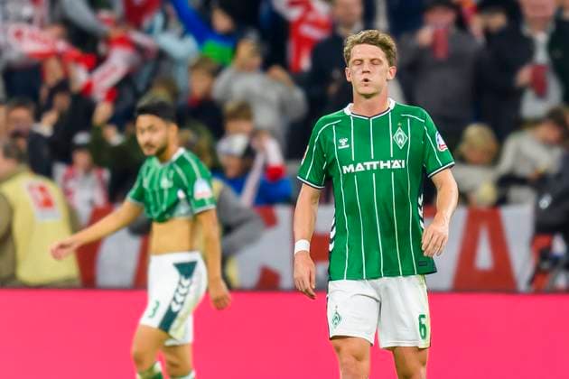 GER, DFB, FC Bayern Muenchen vs. SV Werder Bremen 26.09.2025, Allianz Arena, Muenchen, GER, DFB, FC Bayern Muenchen vs. SV Werder Bremen , im Bild Werder enttäuscht enttaeuscht traurig dissapointed nach dem Tor zum 1-0 mit Jens Stage (Werder Bremen 6)