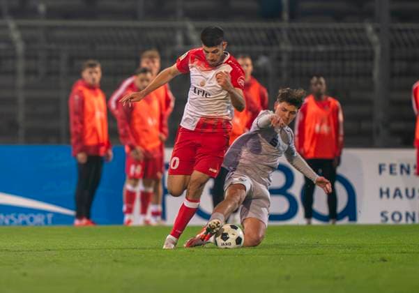 Zweikampf zwischen: Cagatay Kader (Sportfreunde Siegen, 10) und Luis Hartwig (VfL Bochum U21, U 21 28) Sportfreunde Siegen - VfL Bochum U21 26.09.2025 Fussball, Regionalliga West, 10. Spieltag, GER, Siegen, Leimbachstadion Siegen Copyright: HMBxMedia xMarcoxBader
