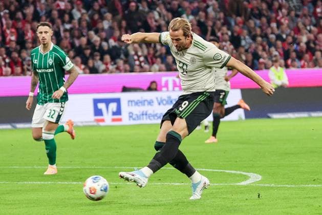 Harry Kane 9 (FC Bayern Muenchen) mit einem Schuss, Marco Friedl 32 (SV Werder Bremen) kann nur zuschauen, FC Bayern Muenchen vs. SV Werder Bremen, DFL, Bundesliga, Saison 2025 2026, Allianz Arena, Hinrunde, 5. Spieltag, 26.09.2025 DFB regulations prohibit any use of photographs as image sequences and or quasi-video Muenchen Bayern Deutschland