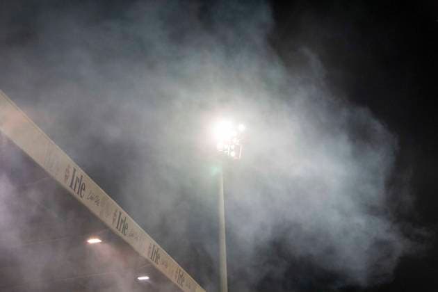 Flutlichtmast im Leimbachstadion im Rauch Sportfreunde Siegen - VfL Bochum U21, U 21 26.09.2025 Fussball, Regionalliga West, 10. Spieltag, GER, Siegen, Leimbachstadion Siegen Copyright: HMBxMedia xMarcoxBader