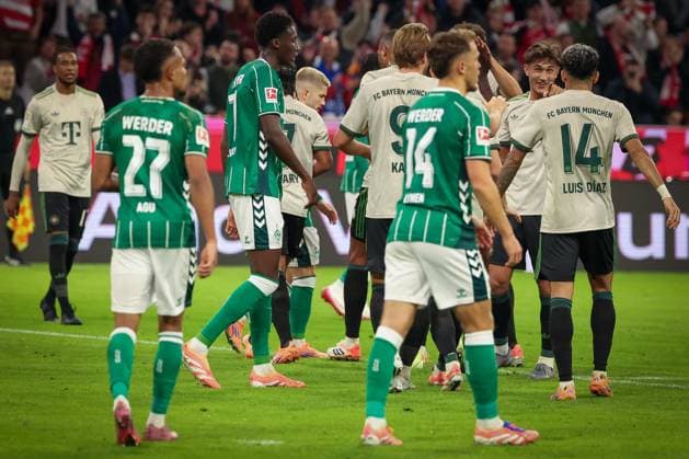 Tom Bischof 20 (FC Bayern Muenchen) gratuliert Luis Diaz 14 (FC Bayern Muenchen) zum 1:0-Treffer, Torjubel der Mannschaft (FC Bayern Muenchen) und enttaeuschte Breer, FC Bayern Muenchen vs. SV Werder Bremen, DFL, Bundesliga, Saison 2025 2026, Allianz Arena, Hinrunde, 5. Spieltag, 26.09.2025 DFB regulations prohibit any use of photographs as image sequences and or quasi-video Muenchen Bayern Deutschland
