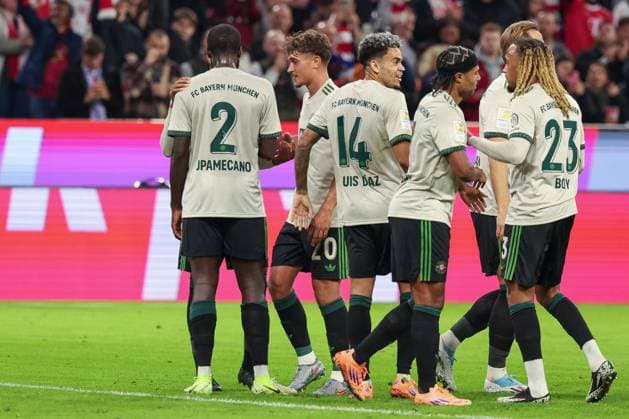 Torjubel der Mannschaft (FC Bayern Muenchen) nach dem 1:0 durch Luis Diaz 14 (FC Bayern Muenchen), FC Bayern Muenchen vs. SV Werder Bremen, DFL, Bundesliga, Saison 2025 2026, Allianz Arena, Hinrunde, 5. Spieltag, 26.09.2025 DFB regulations prohibit any use of photographs as image sequences and or quasi-video Muenchen Bayern Deutschland