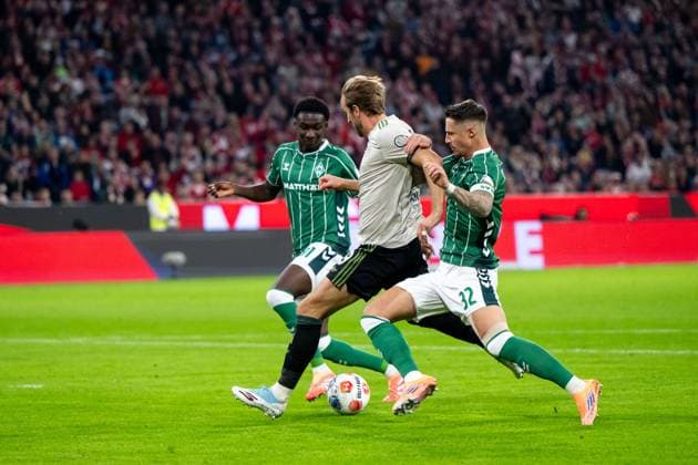 Harry Kane (FC Bayern Muenchen, 09) im Zweikampf mit Marco Friedl (Werder Bremen, 32), Abdoul Karim Coulibaly (Werder Bremen, 31), GER, FC Bayern Muenchen (FCB) vs SV Werder Bremen, Fussball Bundesliga, 5. Spieltag, Saison 2025 2026, 26.09.2025 DFB DFL regulations prohibit any use of photographs as image sequences and or quasi-video GER, FC Bayern Muenchen (FCB) vs SV Werder Bremen, Fussball Bundesliga, 5. Spieltag, Saison 2025 2026, 26.09.2025 Muenchen Copyright: xEibner-Pressefoto Memmlerx EP_MMR