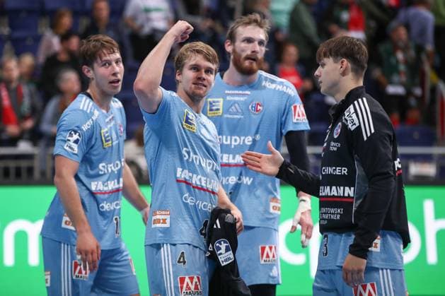 26.09.2025, xgox, Handball - Daikin HBL, TSV Hannover-Burgdorf - HC Erlangen emspor, v.l. Andri Mar Runarsson (Erlangen, 4) jubel ueber den Sieg, Jubel nach Spielende Hannover
