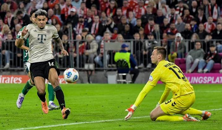 26.09.2025, xemx, Fussball 1.Bundesliga, FC Bayern Muenchen - SV Werder Bremen v.l. Luis Diaz (FC Bayern Muenchen), Karl Hein (SV Werder Bremen) Zweikampf, Aktion, action, battle for the ball (DFL DFB REGULATIONS PROHIBIT ANY USE OF PHOTOGRAPHS as IMAGE SEQUENCES and or QUASI-VIDEO) Muenchen