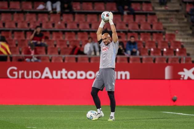 September 26, 2025, Girona, Girona, SPAIN: Marko Dmitrovic of RCD Espanyol warms up during the Spanish league, La Liga EA Sports, football match played between Girona FC and RCD Espanyol at Montilivi stadium on September 26, 2025 in Girona, Spain. Girona SPAIN - ZUMAa181 20250926_zaa_a181_114 Copyright: xJavierxBorregox