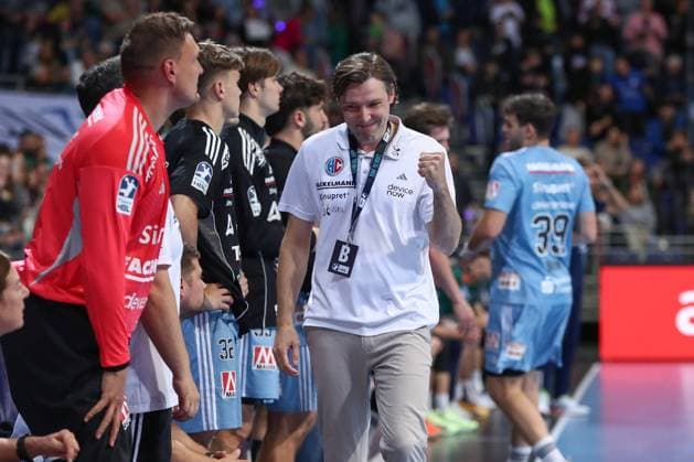 26.09.2025, xgox, Handball - Daikin HBL, TSV Hannover-Burgdorf - HC Erlangen emspor, v.l. Johannes Sellin (Erlangen, Trainer) Jubel ueber den Sieg, Jubel nach Spielende Hannover