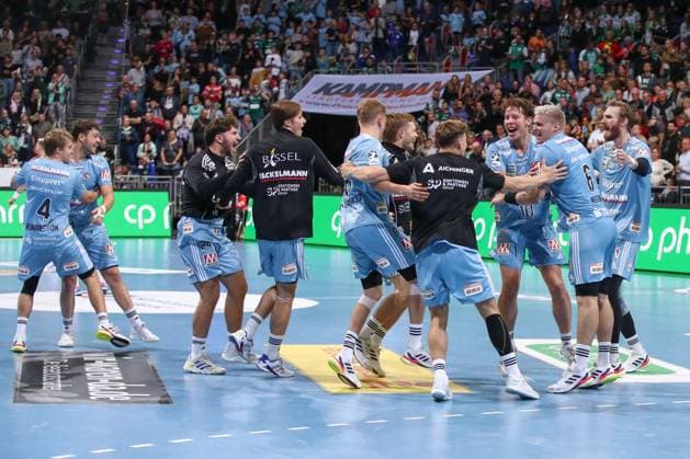 26.09.2025, xgox, Handball - Daikin HBL, TSV Hannover-Burgdorf - HC Erlangen emspor, v.l. Erlangen Jubel ueber den Sieg, Jubel nach Spielende Hannover