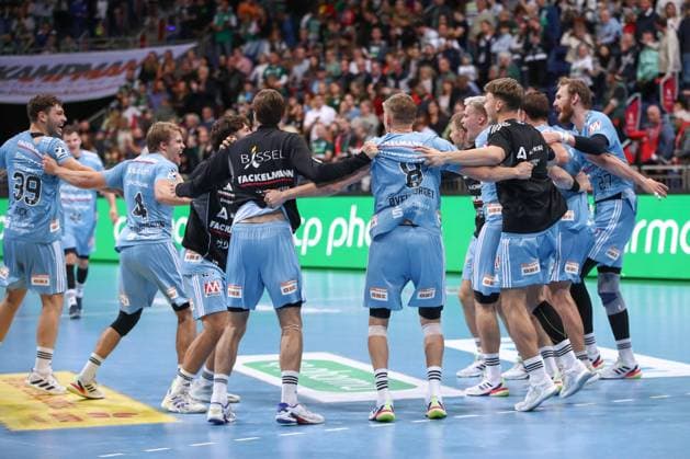 26.09.2025, xgox, Handball - Daikin HBL, TSV Hannover-Burgdorf - HC Erlangen emspor, v.l. Erlangen Jubel ueber den Sieg, Jubel nach Spielende Hannover